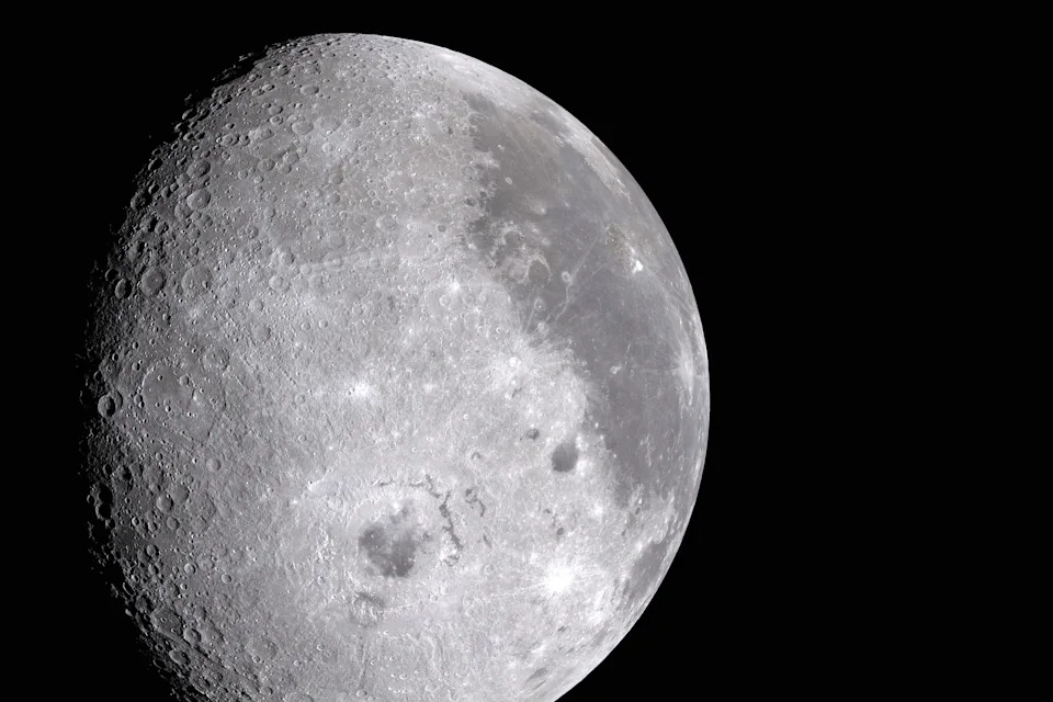 Trka za ledenu vodu na Mesecu: Chang'E-7 protiv američkih planova za lunarnu bazu