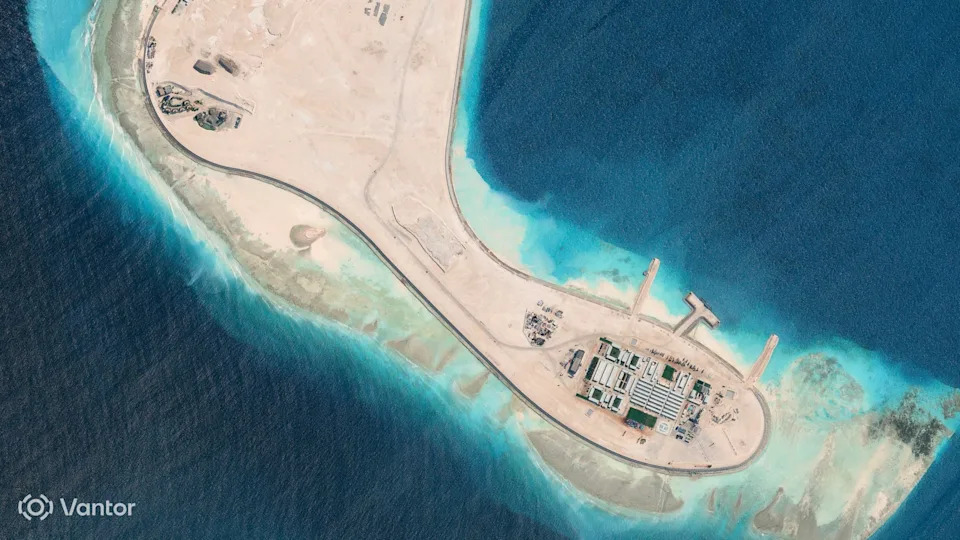 Kina Podigla Ogroman Veštački Otok na Antelope Reefu — Nova Faza Militarizacije Južnog Kineskog Mora