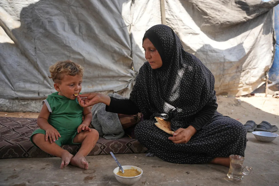 U Gazi raseljeni Palestinci kopaju po deponijama da bi našli gorivo za kuvanje