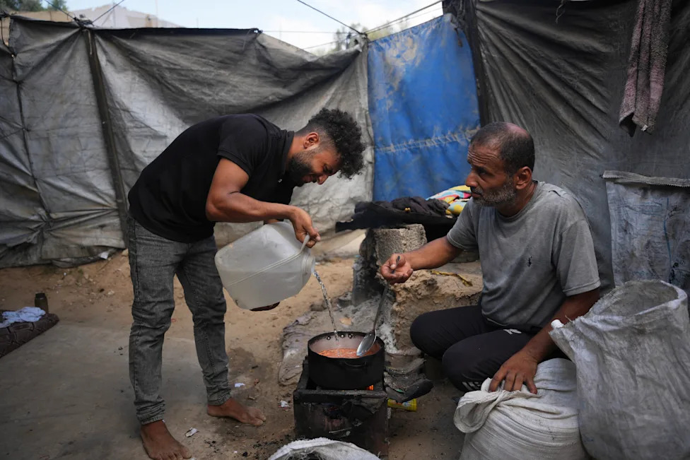 U Gazi raseljeni Palestinci kopaju po deponijama da bi našli gorivo za kuvanje