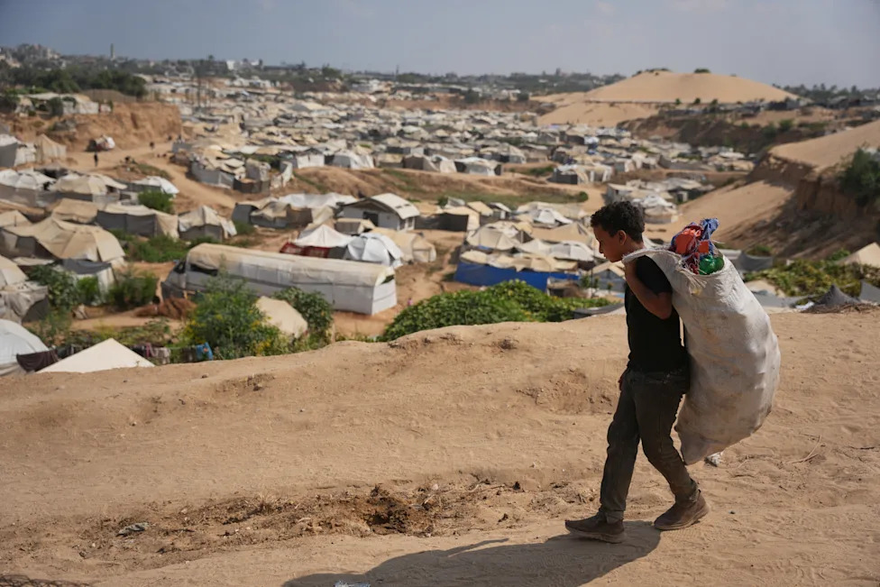 U Gazi raseljeni Palestinci kopaju po deponijama da bi našli gorivo za kuvanje