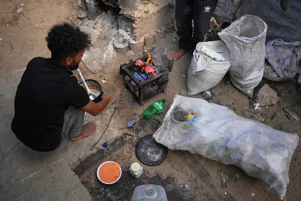 U Gazi raseljeni Palestinci kopaju po deponijama da bi našli gorivo za kuvanje