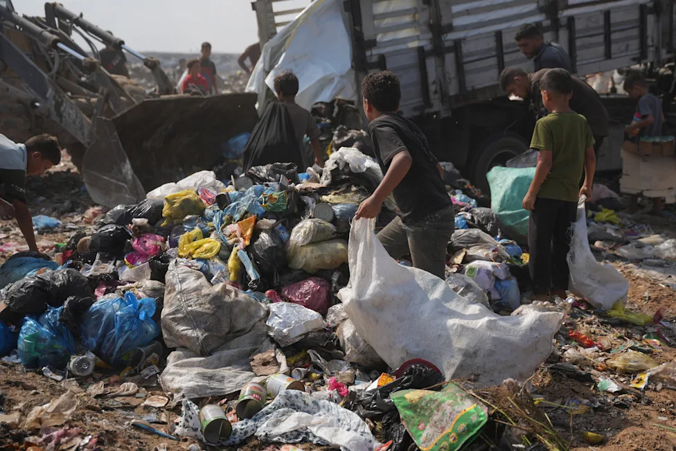 U Gazi raseljeni Palestinci kopaju po deponijama da bi našli gorivo za kuvanje