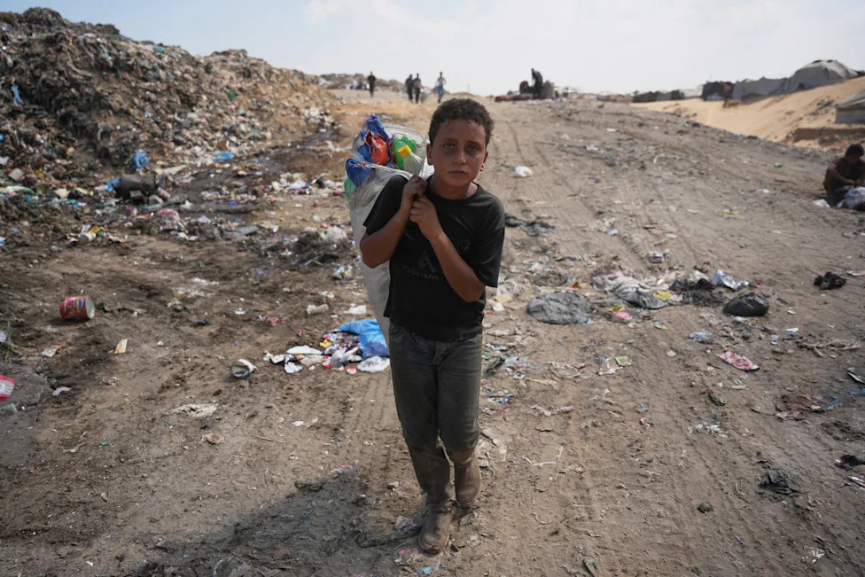 U Gazi raseljeni Palestinci kopaju po deponijama da bi našli gorivo za kuvanje