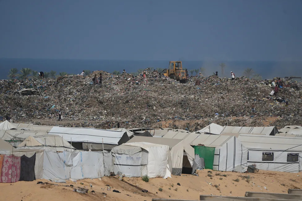 U Gazi raseljeni Palestinci kopaju po deponijama da bi našli gorivo za kuvanje