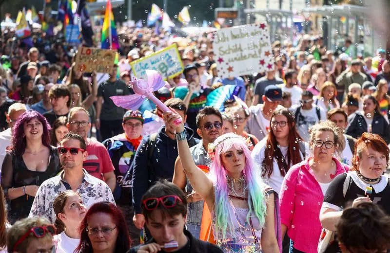 „Glasajte za ljubav“: Prajd u Magdeburgu ističe otpornost LGBT zajednice pred rastom AfD