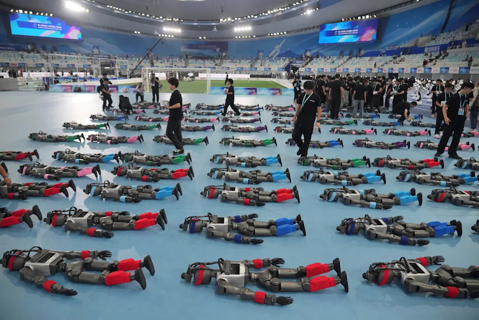 Kineski humanoidni roboti oborili ljudske rekorde: 100 m za 9,39 s i stojeći skok 2,88 m u Pekingu