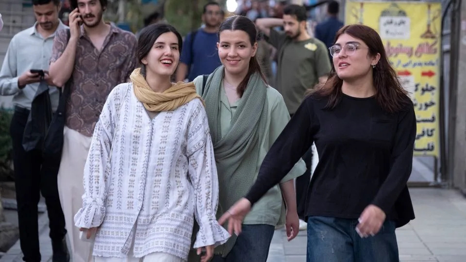 Iranke Otvoreno Prkose Pritiscima Za Povratak Strožeg Hidžab Režima