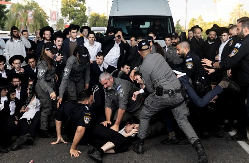Desetine Haredi Demonstranata Blokirale Autoput 4 Kod Bnei Braka Nakon Hapšenja Izbegavača Vojnog Roka