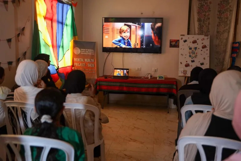 Bioskop U Gazi: Nedeljne Projekcije Koje Pružaju Raseljenim Devojčicama Kratak, Ali Važan Odbeg