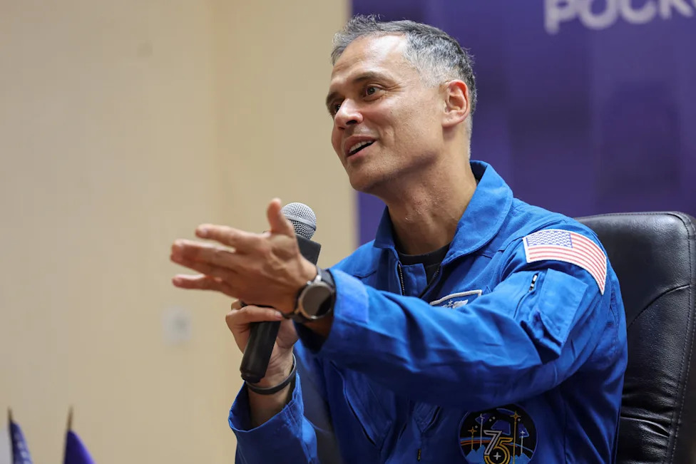 Anil Menon Sprema Se Za Treći Uzastopni Svemirski Izlazak 25. avgusta — Sophie Adenot Ponovo Uz Njega