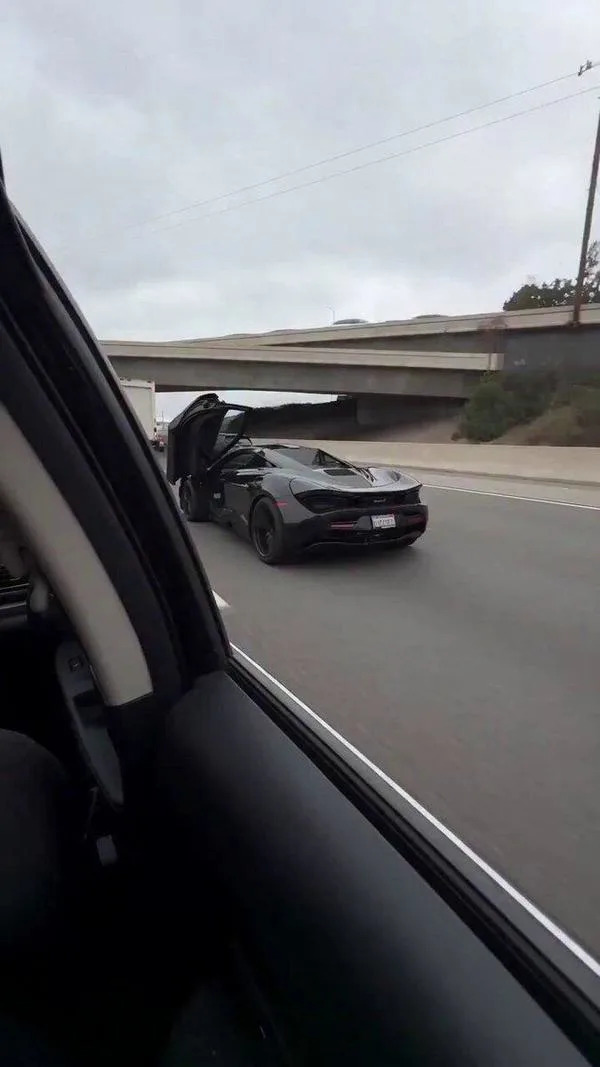 Lažan Viral: McLaren 'Sudar' Na Autoputu Napravljen Veštačkom Inteligencijom