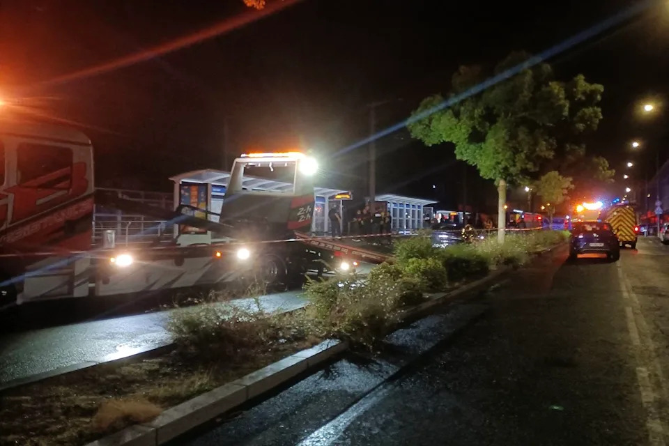 Tragedija u Caenu: Automobil Udarila Grupu Pešaka — 2 Poginula, 9 Povređeno; 26-Godišnjak Uhapšen