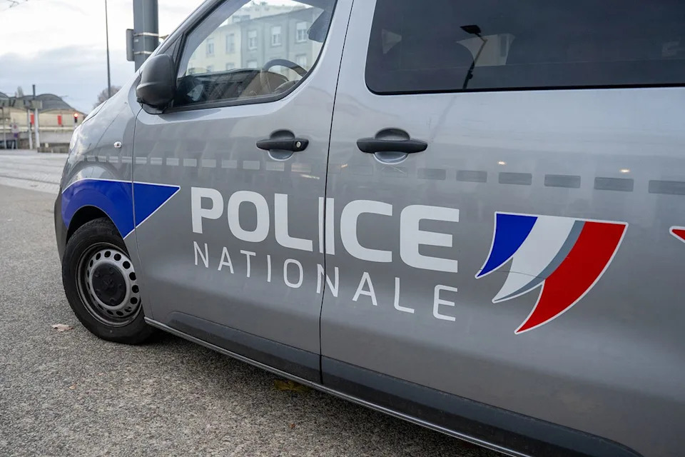 Tragedija u Caenu: Automobil Udarila Grupu Pešaka — 2 Poginula, 9 Povređeno; 26-Godišnjak Uhapšen
