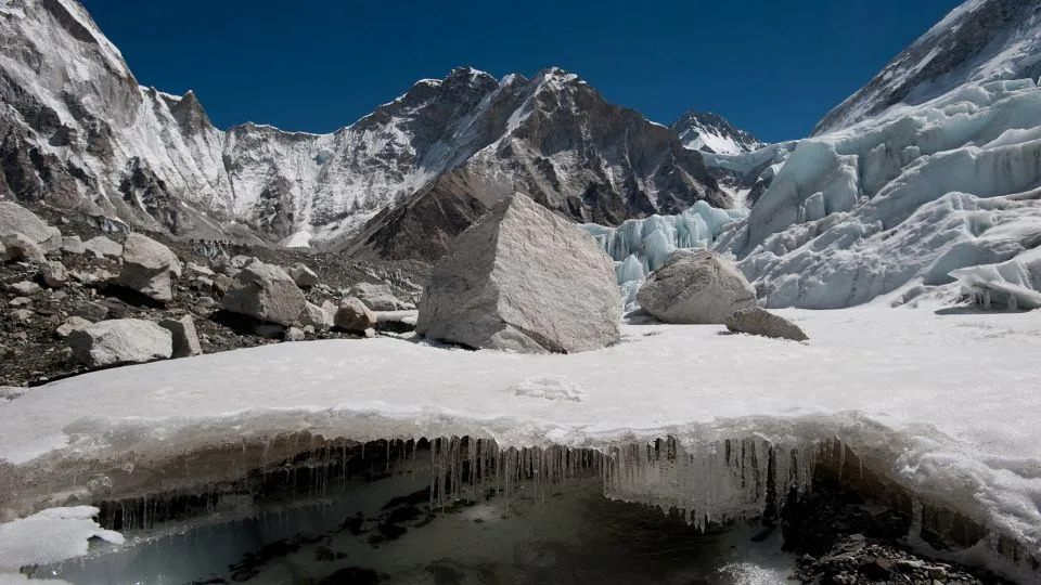 Zašto život nizvodno od glečera postaje smrtonosan: Lekcija iz razorne poplave na granici Nepal–Kina