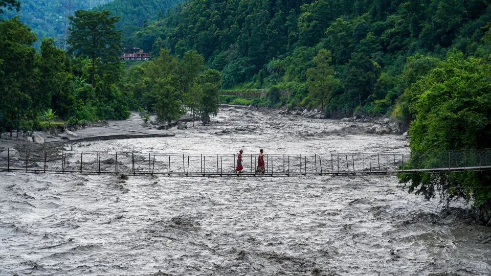 Zašto život nizvodno od glečera postaje smrtonosan: Lekcija iz razorne poplave na granici Nepal–Kina