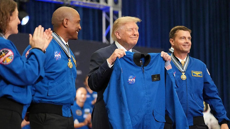 Trump Pozvao Posadu ISS Iz Hjustona, Pohvalio 'Svemirske Pionire' i Ponudio Vreme u Ovalnoj Kancelariji