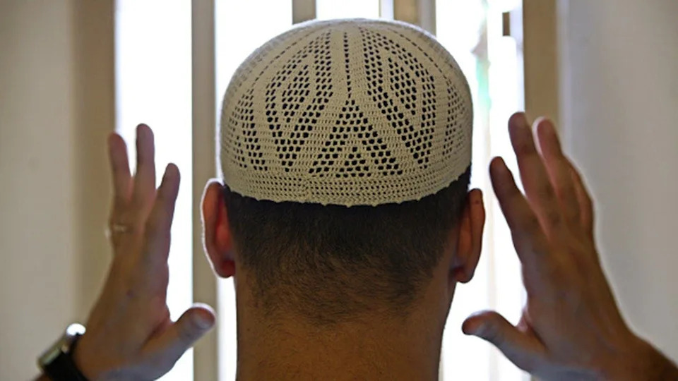 Navodne prisilne konverzije u britanskim zatvorima: optužbe o 