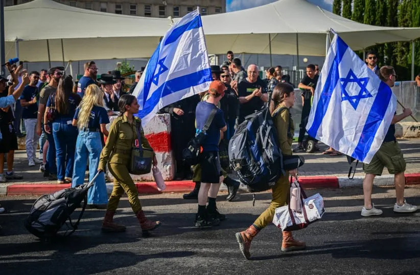 Stotine haredi pristiglo u Tel Hašomer — masovna regrutacija u IDF usred antivojnih protesta