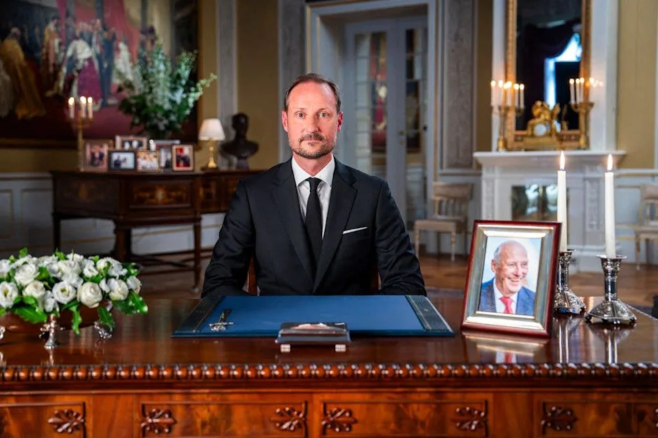 Kralj Haakon VIII Održao Prvi Govor — Porodična Fotografija Sa Mariusom Borg Høibyem U Fokusu