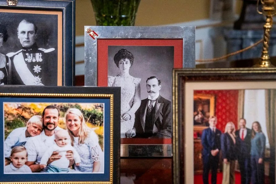 Kralj Haakon VIII Održao Prvi Govor — Porodična Fotografija Sa Mariusom Borg Høibyem U Fokusu