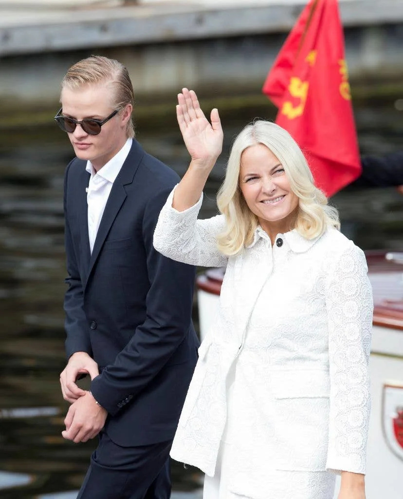 Kralj Haakon VIII Održao Prvi Govor — Porodična Fotografija Sa Mariusom Borg Høibyem U Fokusu