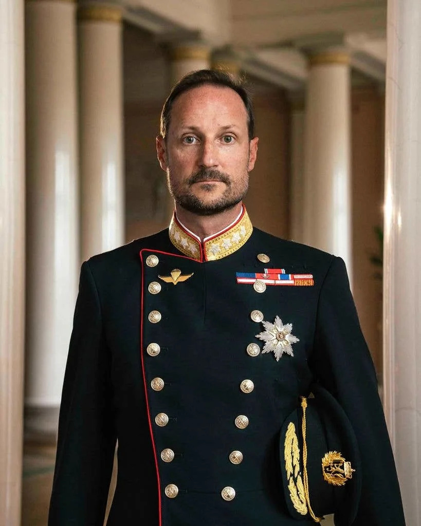 Kralj Haakon VIII Održao Prvi Govor — Porodična Fotografija Sa Mariusom Borg Høibyem U Fokusu