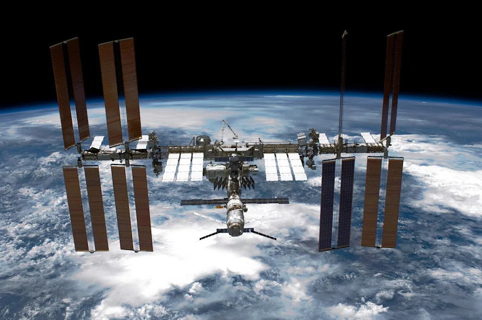 Sateliti Elona Muska Zagušuju Nisku orbitu — rast rizika od masovnih sudara i svemirskog otpada