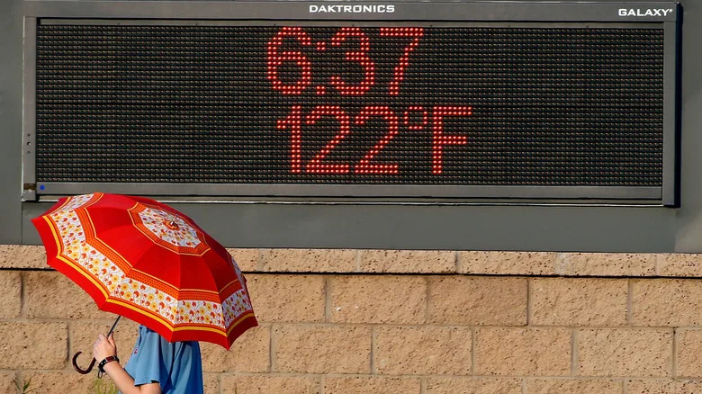 Arizona Hladi Kolovoz Reflektujućim Premazima — Ali Vazduh Iznad Puta Postaje Topliji