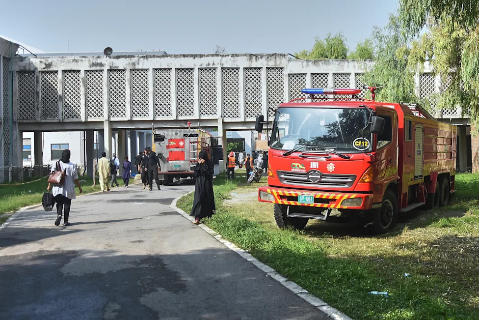 Sestra Razia Noreen spasila jednu bebu iz požara u pakistanskoj bolnici; 14 novorođenčadi poginulo