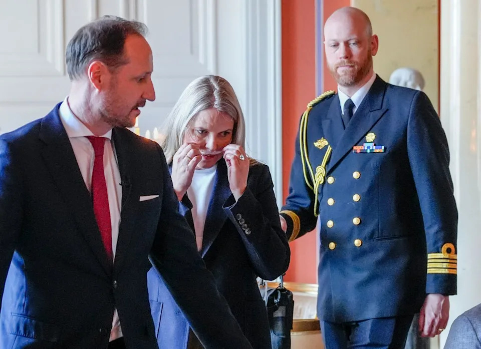 Kralj Haakon VIII Položio Zakletvu, A Kraljica Mette‑Marit Hospitalizovana Posle Komplikacija
