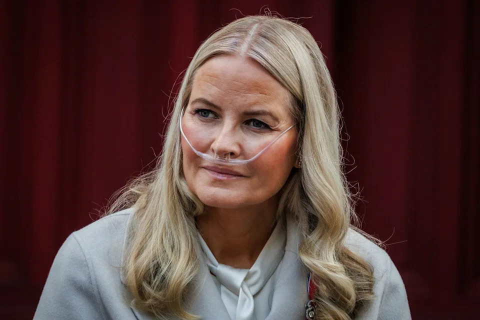 Kraljica Mette‑Marit Hospitalizovana Posle Komplikacija Nakon Transplantacije Pluća — Nije Prisustvovala Prisezi Kralja Haakona
