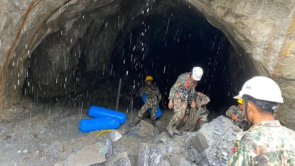Spasioci koriste žičare i zip-lajnove da evakuišu meštane posle razornog klizišta i poplava u Nepalu