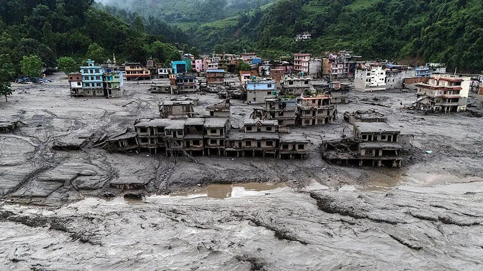 Spasioci koriste žičare i zip-lajnove da evakuišu meštane posle razornog klizišta i poplava u Nepalu