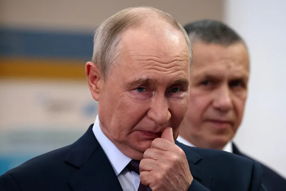 Putin (73) Napravio Neprijatan Propust Na Ribarskom Brodu — Interfon Je Bio Jednokraki