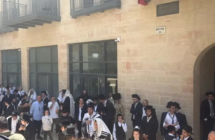 Kafić Basimta u Jerusalimu Razmatra Rad Subotom Nakon Šest Nedelja Haredi Protesta