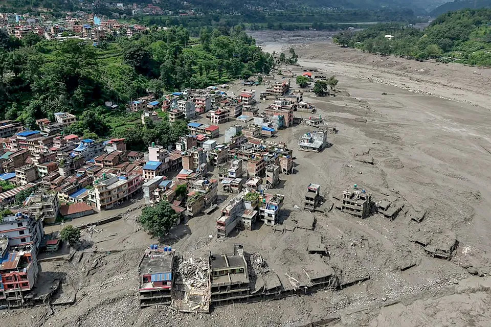 Tirkizna „Čudesna“ Kuća Koja Je Preživela Smrtonosnu Poplavu Postala Simbol Nade u Nepalu