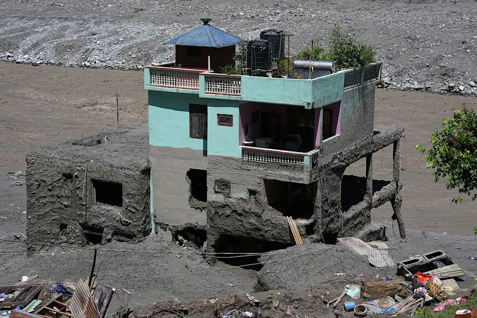 Tirkizna „Čudesna“ Kuća Koja Je Preživela Smrtonosnu Poplavu Postala Simbol Nade u Nepalu