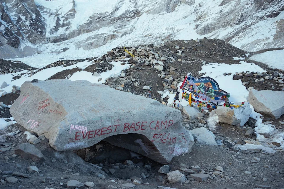 Urin i gorivo sa Base Campa otopili oko 2.500 tona leda na Everestu — studija poziva na preseljenje kampa