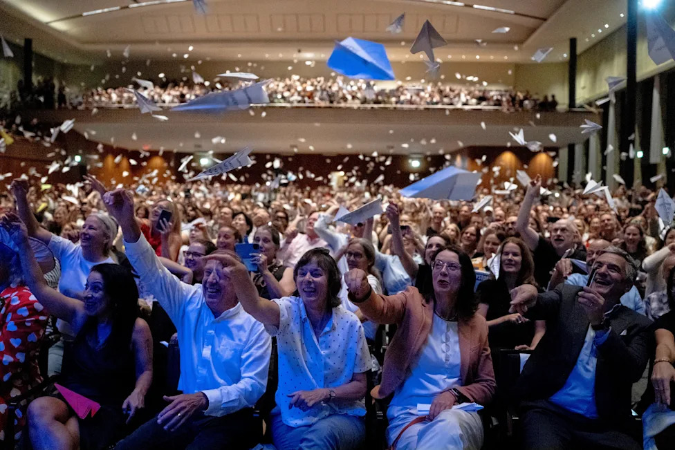 Ig Nobel u Cirihu: Od mleka žohara do 1.000 pari donjeg veša — neobična naučna otkrića nagrađena