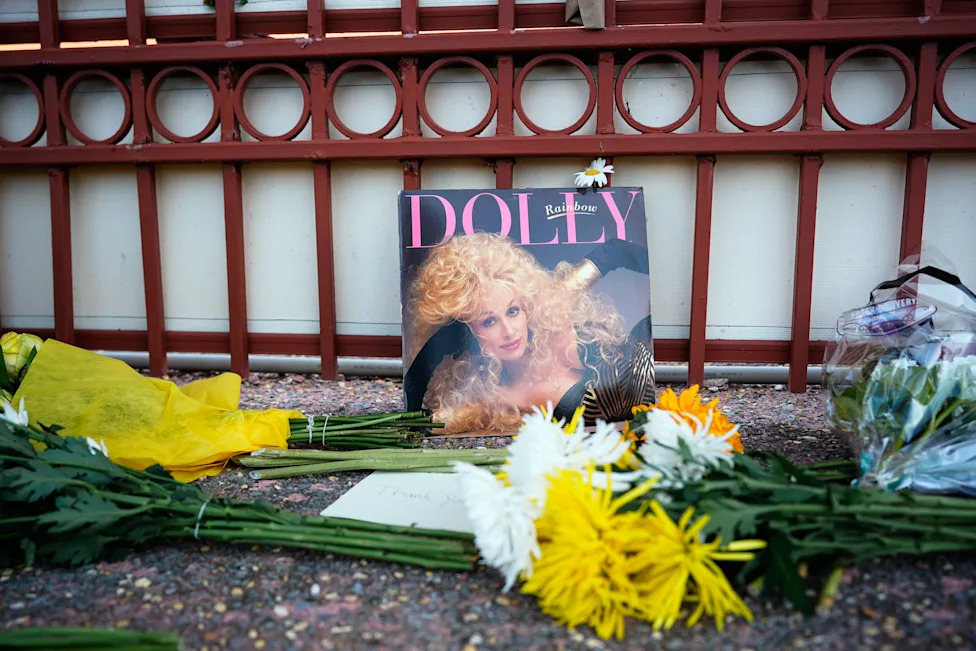Pregled 2026: Najuticajnije ličnosti koje su preminule — od Dolly Parton do svetskih lidera