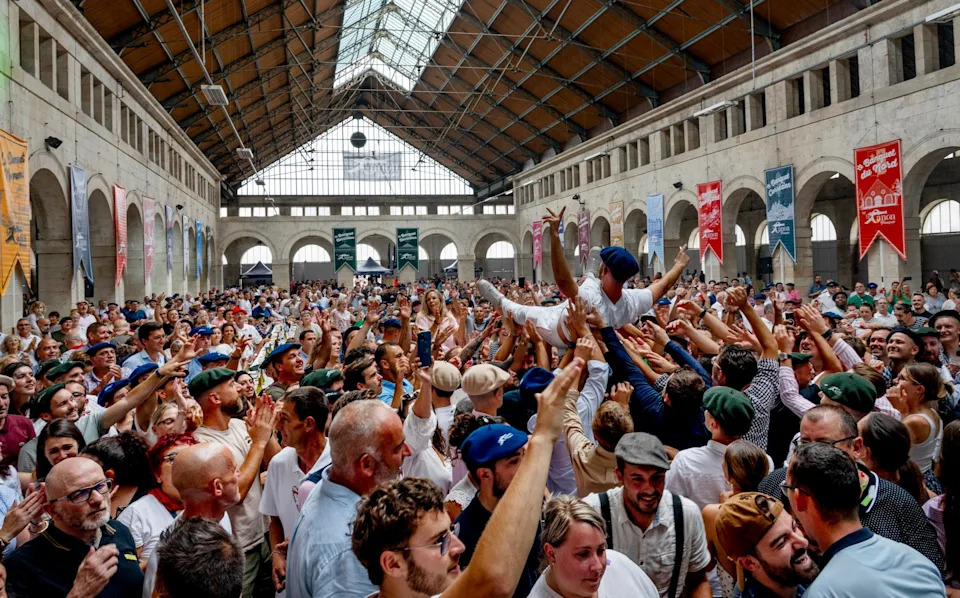 Banquets Géants u Bourgesu: Velike francuske gozbe između tradicije i političkih optužbi