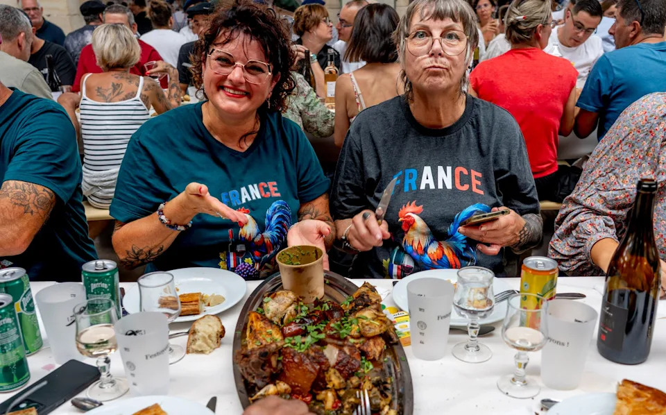 Banquets Géants u Bourgesu: Velike francuske gozbe između tradicije i političkih optužbi