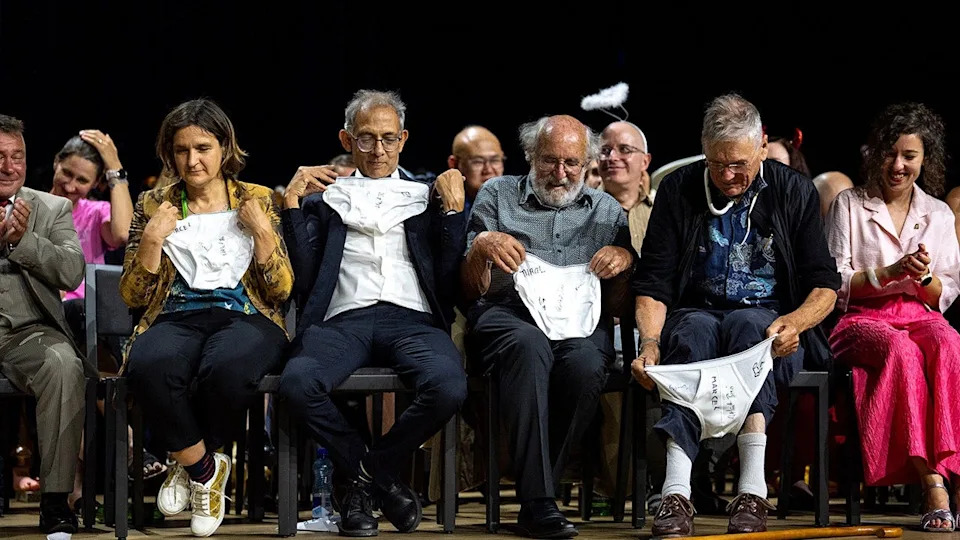 Ig Nobel u Cirihu: Od mleka bubašvaba do gazenja zmija — nauka koja iznenađuje