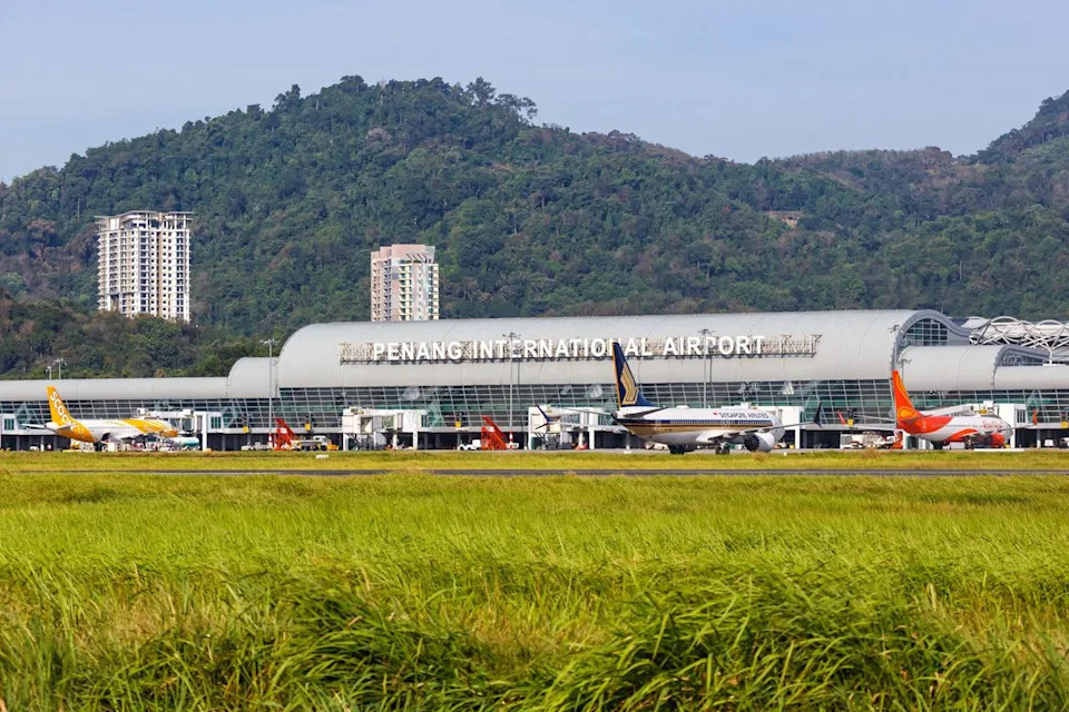 Drama na aerodromu Penang: Novorođenče Pronađeno u Sanitarnom Kontejneru, Dvoje Privedeno