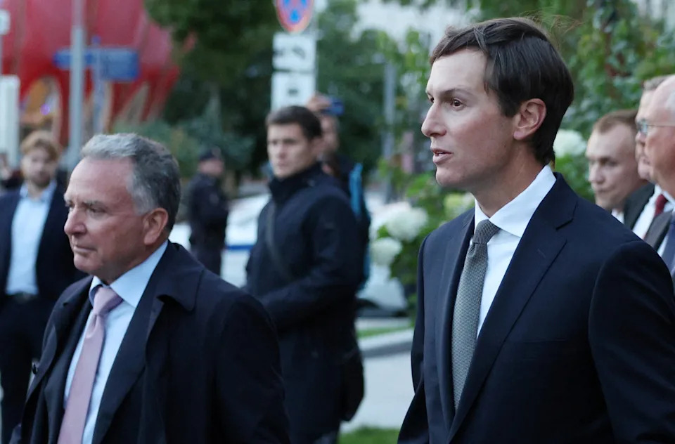 Kijev Zadirkivao Putina: Witkoff i Kushner Dobili Majice Sa Natpisom 