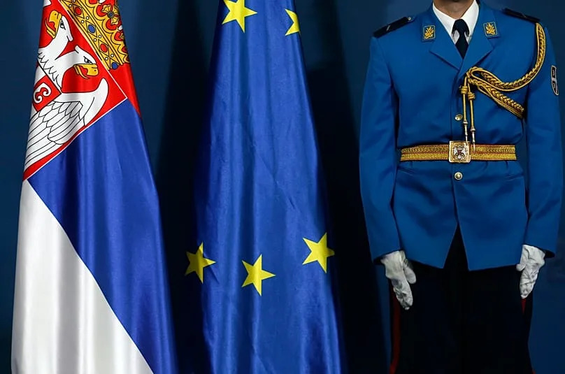 Hiljade Na Sahrani Ratka Mladića U Beogradu — Spor Oko De Fakto Državnih Počasti