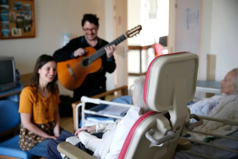 Kako muzika ublažava bol: novi pregled otkriva tri ključna mehanizma