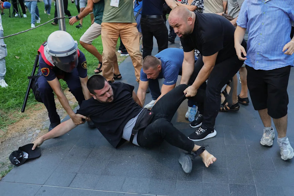 „Flamingo revolucija“ u Tirani: Sukobi na 100. dan protesta protiv obalnog projekta povezanog sa Kushnerom