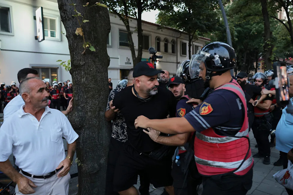 „Flamingo revolucija“ u Tirani: Sukobi na 100. dan protesta protiv obalnog projekta povezanog sa Kushnerom